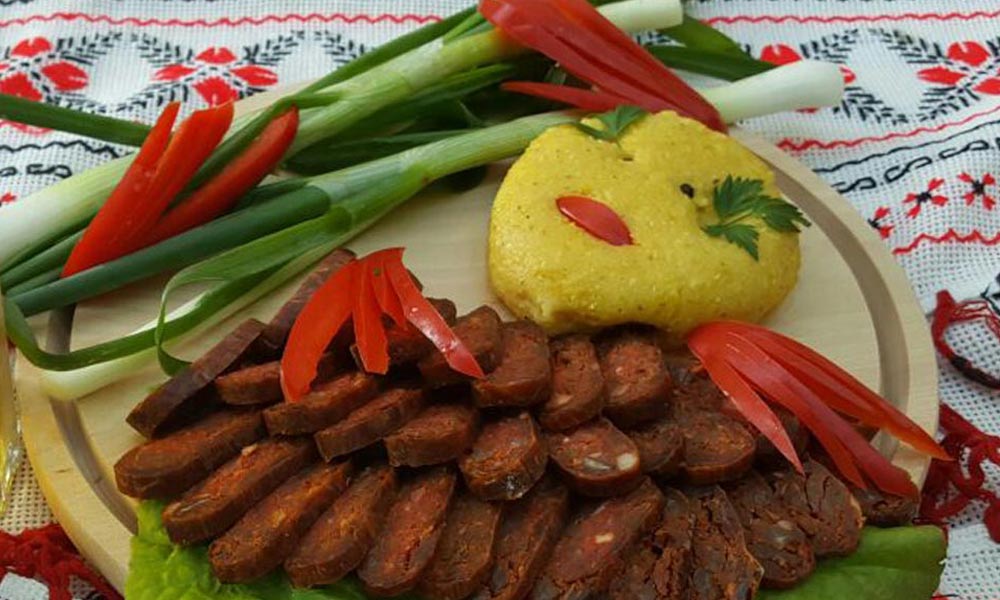 Carnati de Plescoi uscati - 109 lei/kg. Babic de Plescoi - 120 lei/kg, Ghiudem de Plescoi - 110 lei/kg, Tobă de casă - 65 lei/kg.